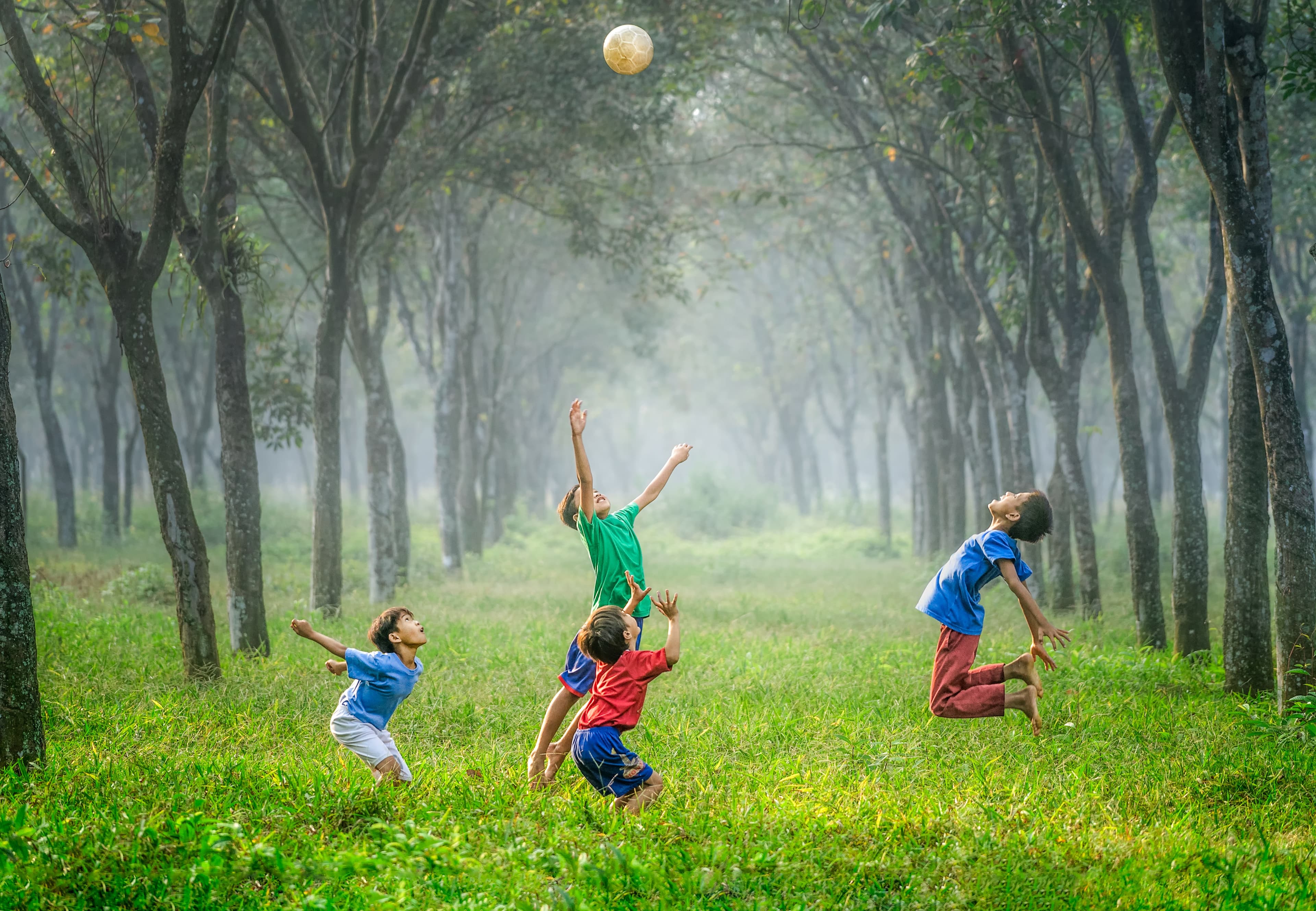Chicos Jugando con una pelota en el parque